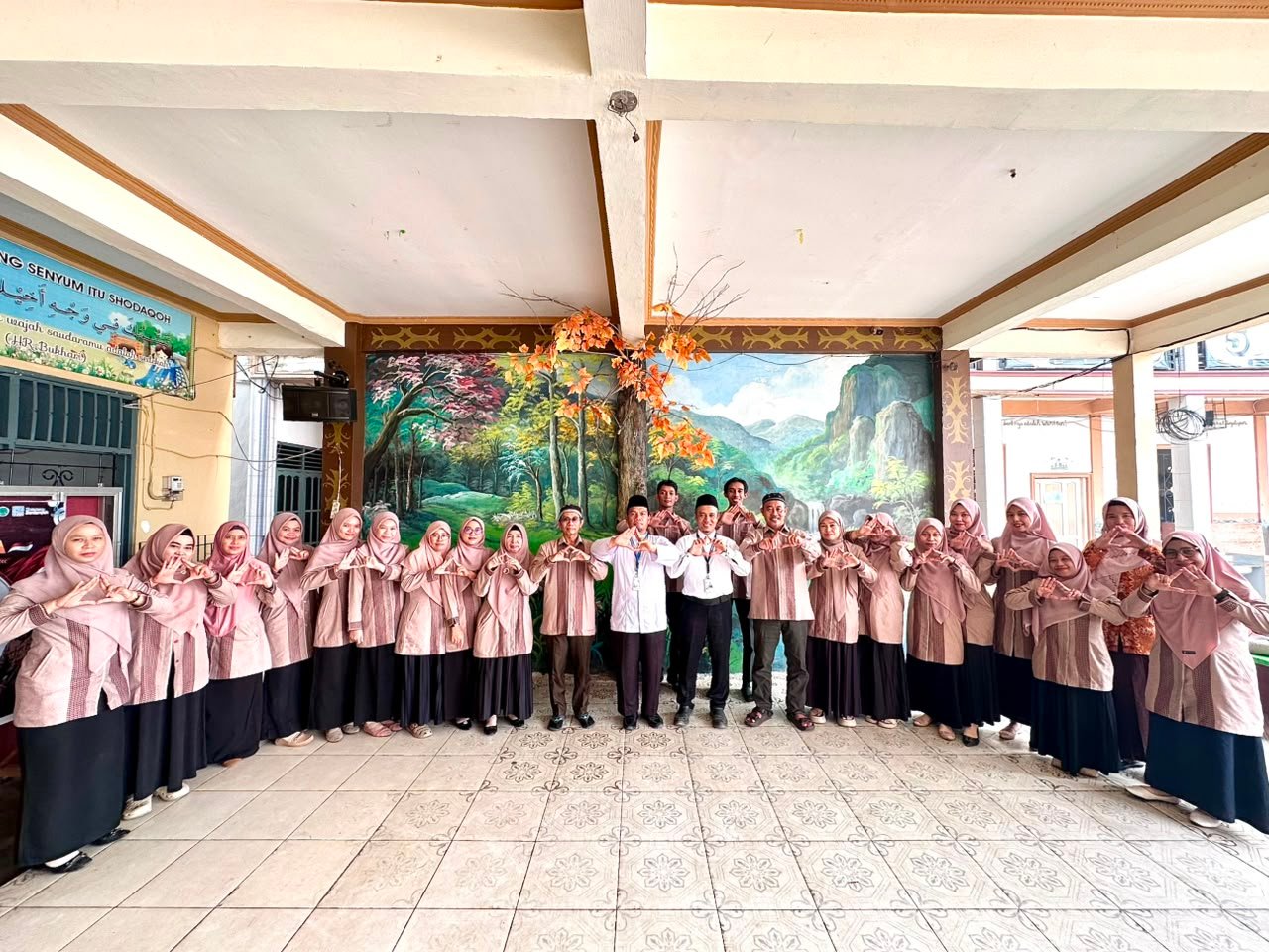 Perkuat Silaturahmi, SMP IT Hidayatul Qur’an Banjarbaru Kunjungi MI Fathul Iman
